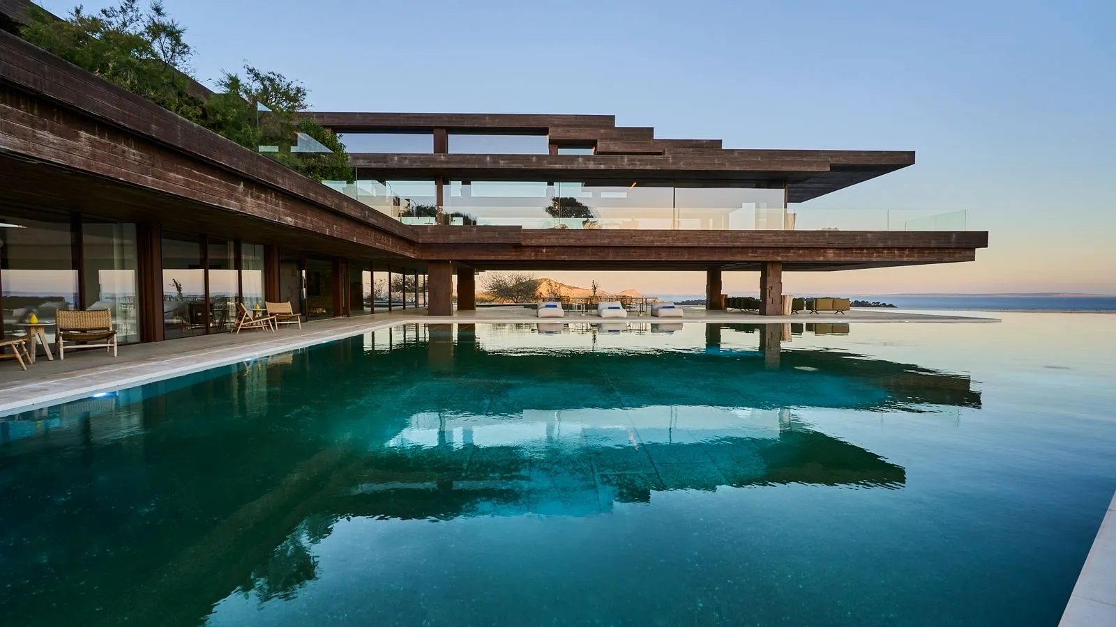 Luxury island destination, slide 2 — INSIGHT summer presence